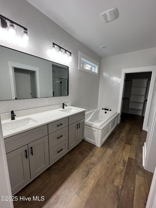 Building Photo - 604 Creekway Cir SE