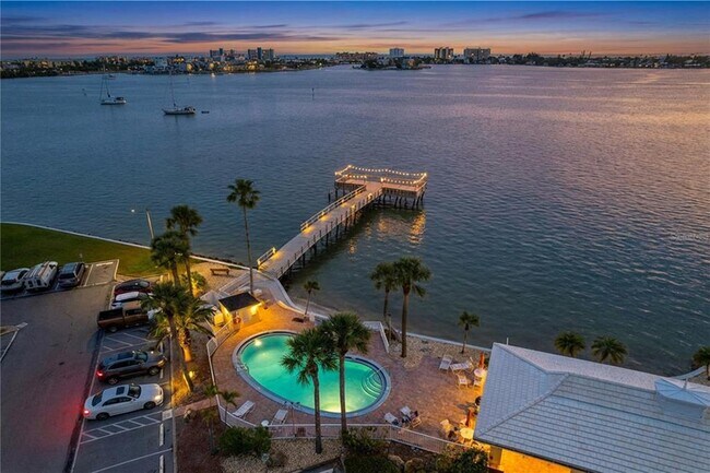 Building Photo - 4650 Cove Cir