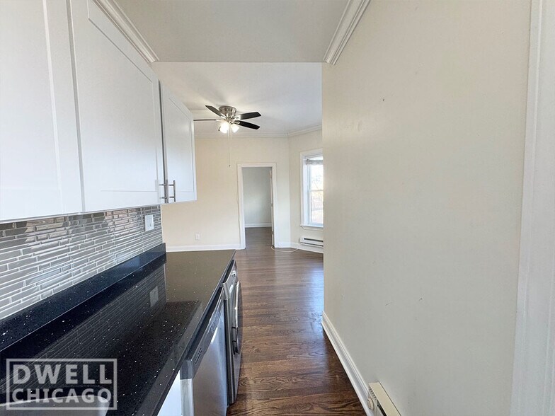 Building Photo - 915 W Waveland Ave