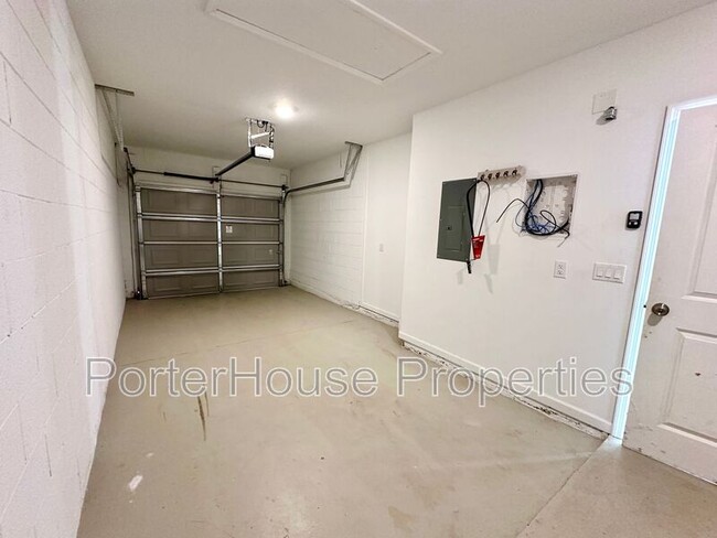 Building Photo - 1100 E Gottsche Ave