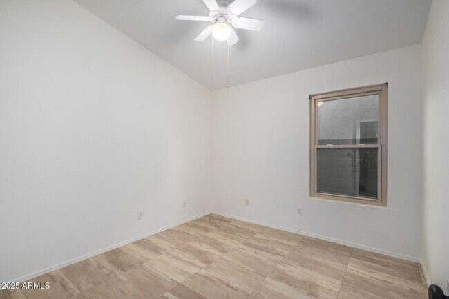 Building Photo - 1093 W Myrna Ln