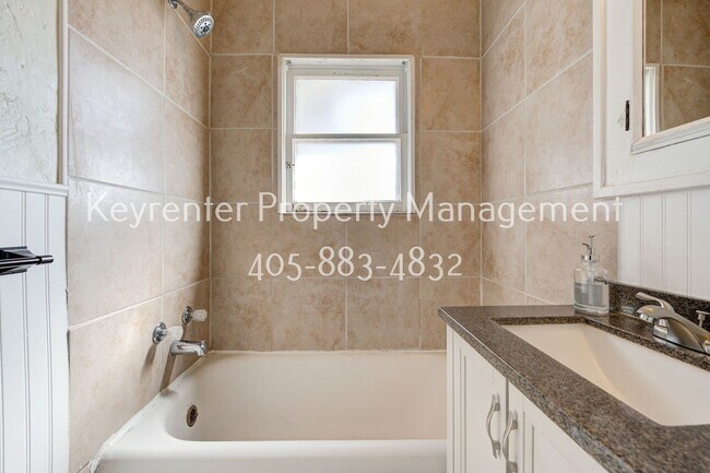 Building Photo - Charming 2-Bed, 1-Bath Upstairs Duplex Near the Paseo District