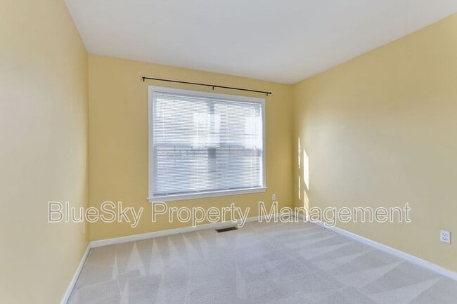 Building Photo - 221 Buttercup Ln