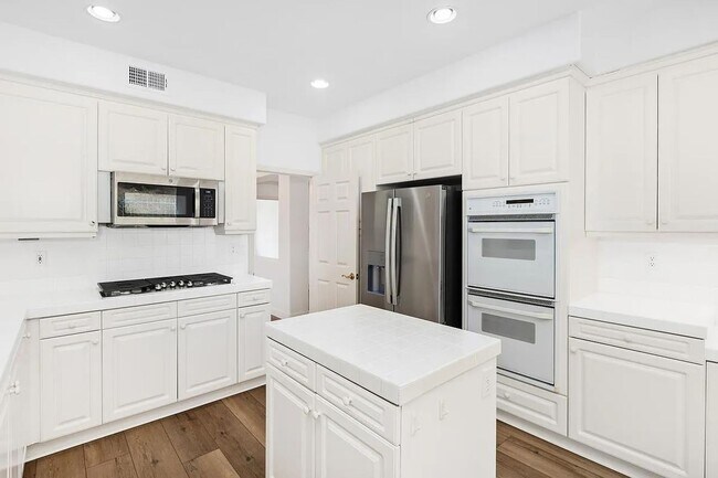 Building Photo - Don't miss out! Gated/Secured 3 br 2 ba home