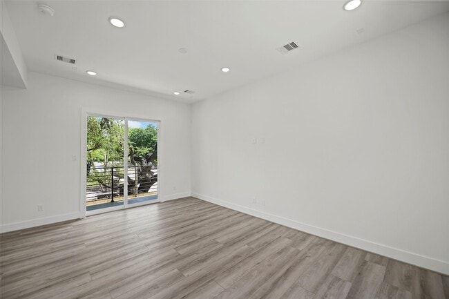 Building Photo - 870 W Little York Rd