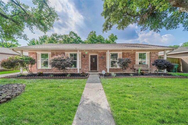 Building Photo - 10915 Sagecrest Ln