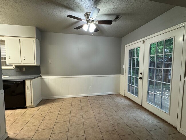 Building Photo - 3 bed 1 bath 2 car garage