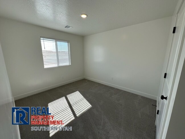 Building Photo - Townhome in South Desert