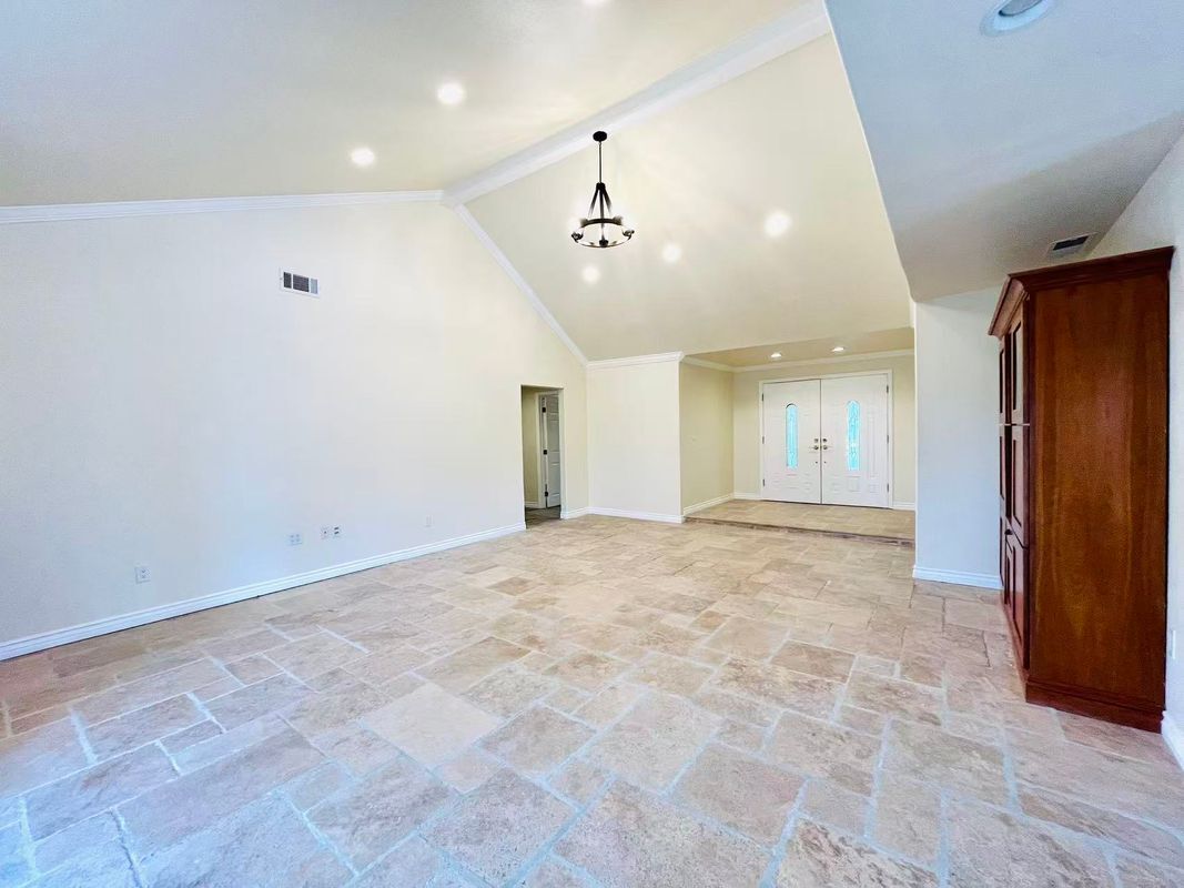 Building Photo - 1800 Yermo Pl