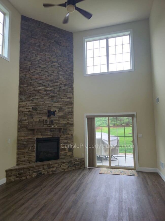 Building Photo - Duplex includes 2 car garage, laundry, pat...