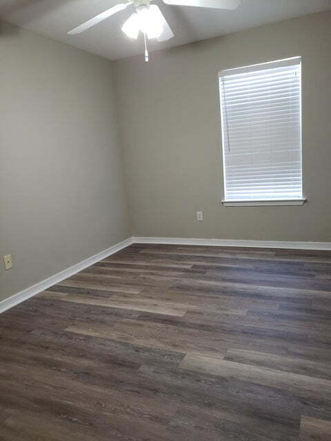 Building Photo - "Charming 3-Bed Townhouse Retreat in Shali...