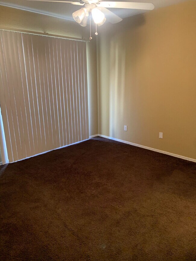 Building Photo - "Charming 2-Bed, 2-Bath Gem in Prime Phoenix Location with 900 Sq Ft of Comfort!"