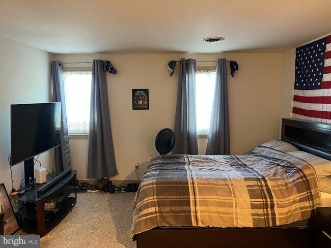 Building Photo - 1032 N Easton Rd