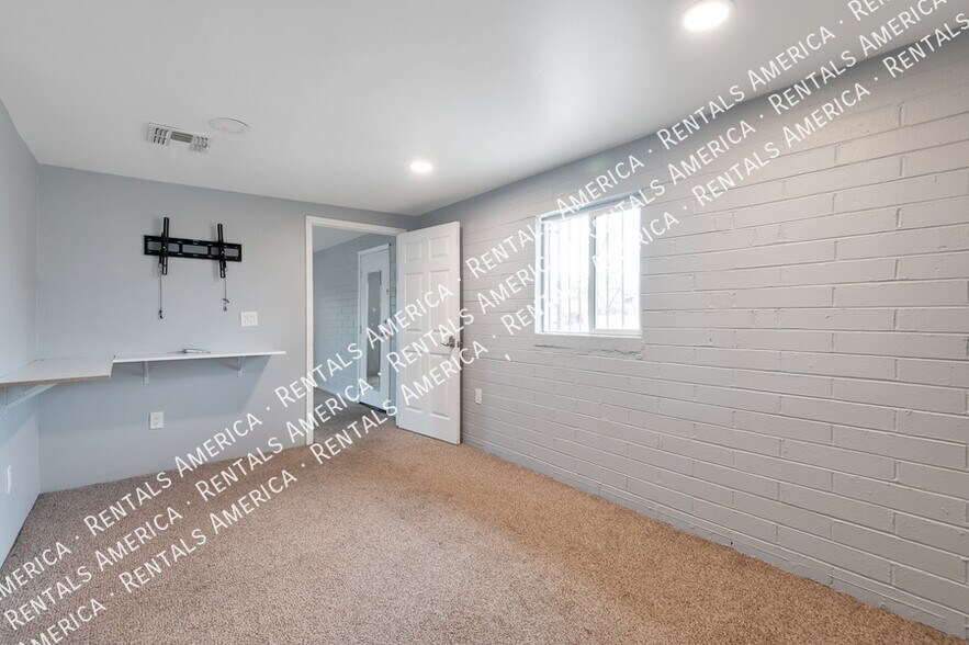 Building Photo - 442 E Linden St