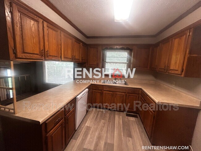 Building Photo - 10 Dawn Pl