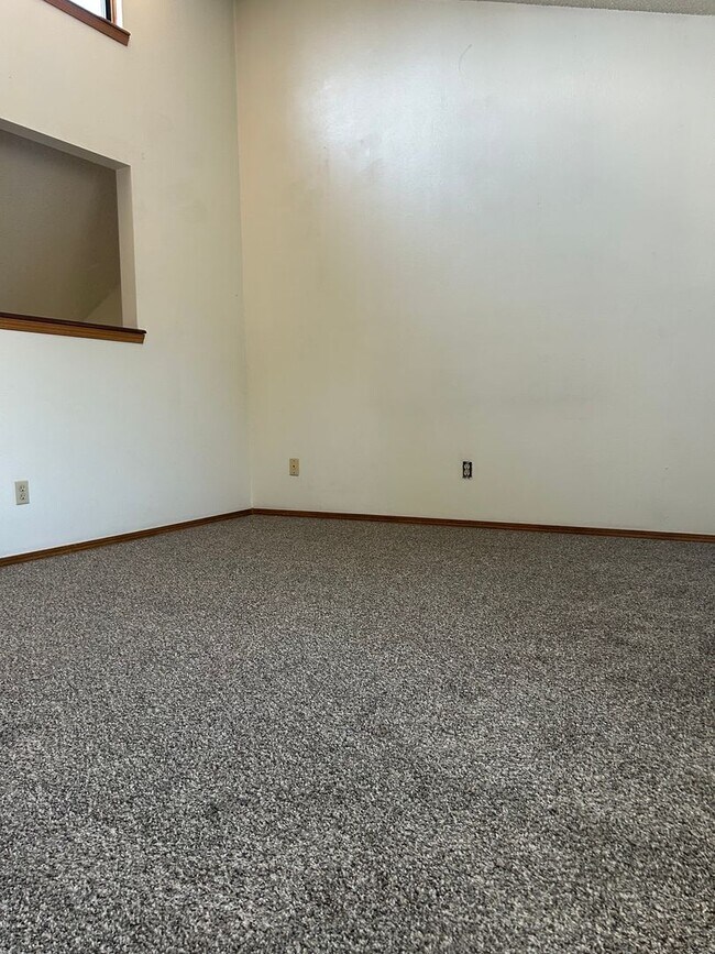 Building Photo - 2 Bedroom 2 Bathroom Townhome In Village S...