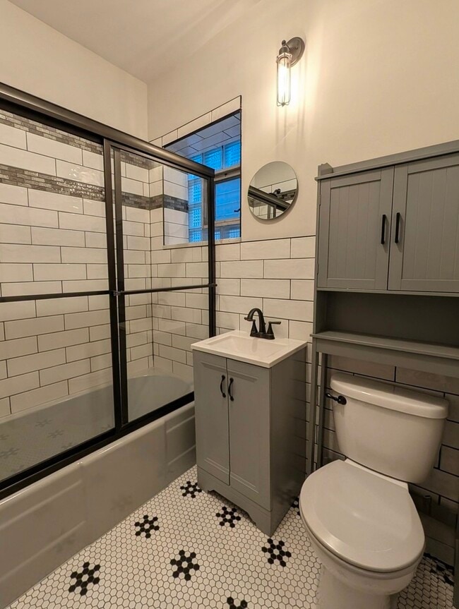 Building Photo - 3334 S May St