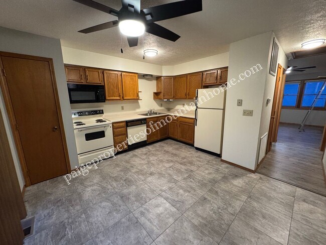 Building Photo - Spacious 1-Bedroom in Cotter Near Valley Airport – Unique Garage