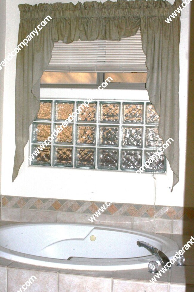 Building Photo - Beautiful 4 Bedroom, 2 Bathroom, 2 Car Gar...