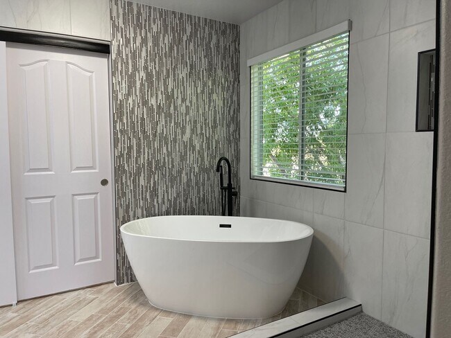 Building Photo - **GORGEOUSLY REMODELED & CLEAN!!  3BD-2 1/2BA HOME IN SILVERADO RANCH !!  *** ONLY $2,190 ***