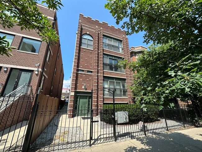 Primary Photo - 4726 N Winthrop Ave