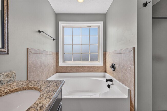 Building Photo - 645 Fox Hound Dr