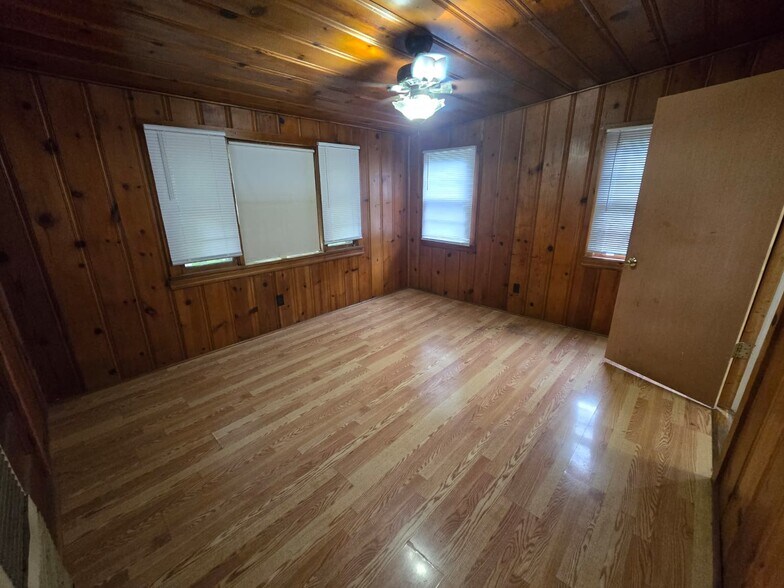 Building Photo - 9849 Green Valley Dr