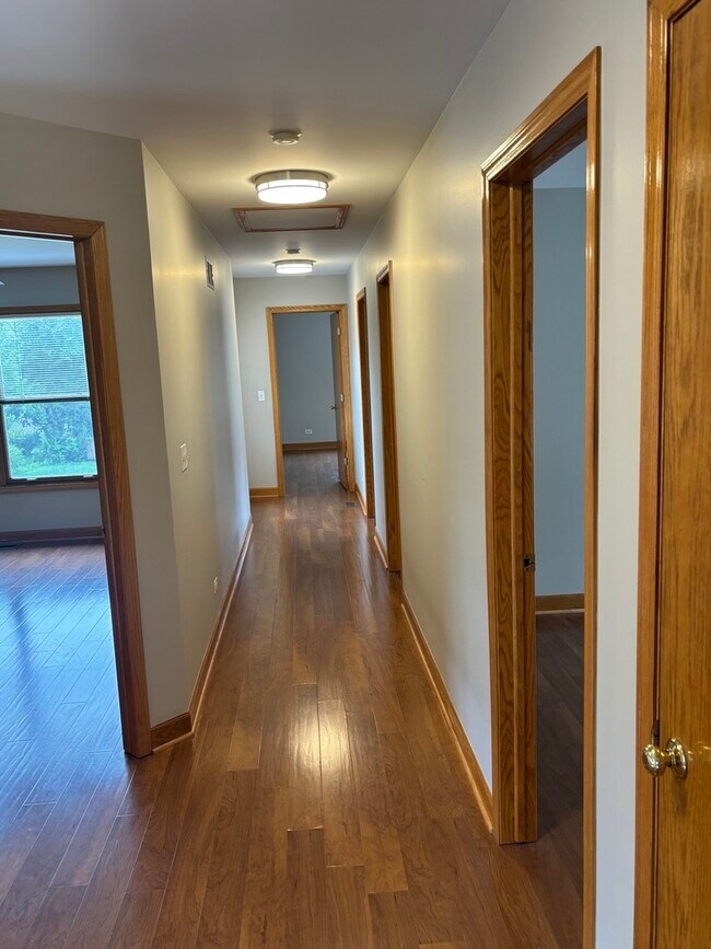 Building Photo - 961 Country Club Rd