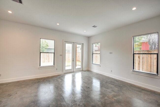 Building Photo - 1733 Airline Dr