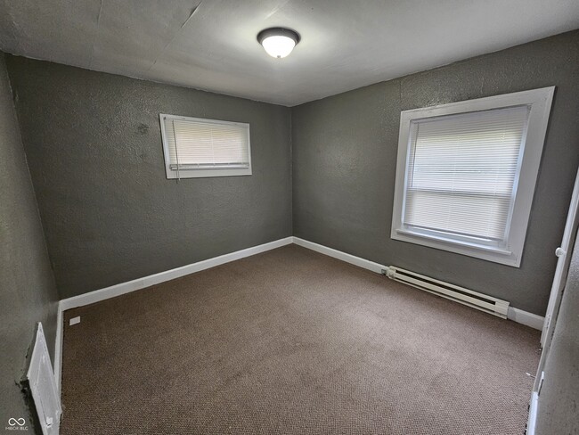 Building Photo - 835 N Gladstone Ave