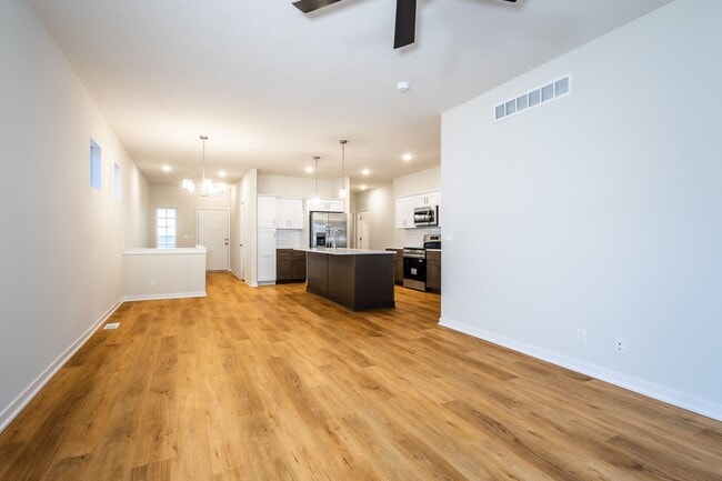 Building Photo - Beautifully Built 4 Bed Duplex!