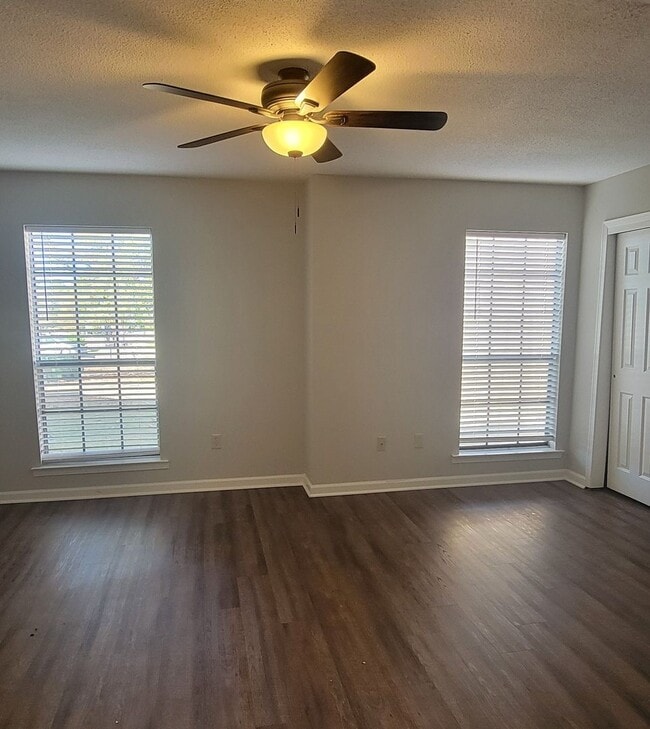 Building Photo - Adorable UPDATED 2-Bedroom, 2-Bathroom Tow...