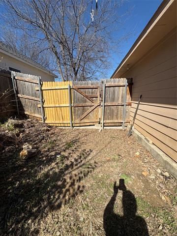 Building Photo - 932 Davis Ave