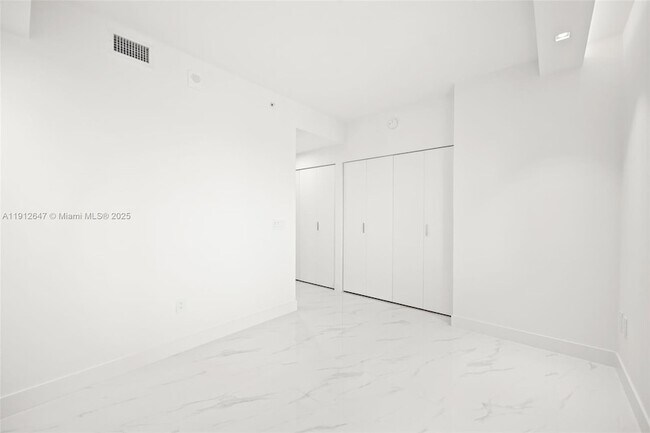 Building Photo - 700 NE 24th St