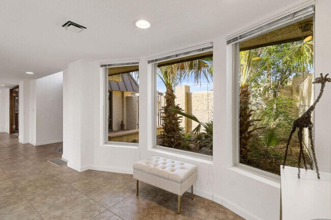 Building Photo - Beautiful 5 bed/4 bath + Den in Desirable Paradise Valley