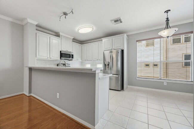 Building Photo - "Chic Urban Living: Spacious 2-Bed, 2-Bath Townhouse in Houston's Heart!"