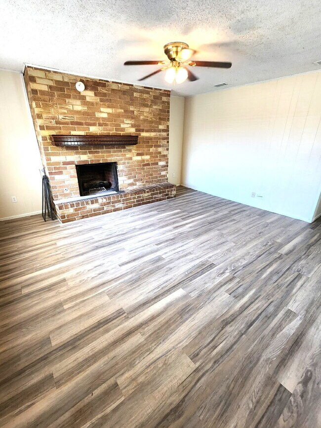 Building Photo - Updated 3/2/1 duplex in Northwest Lubbock.