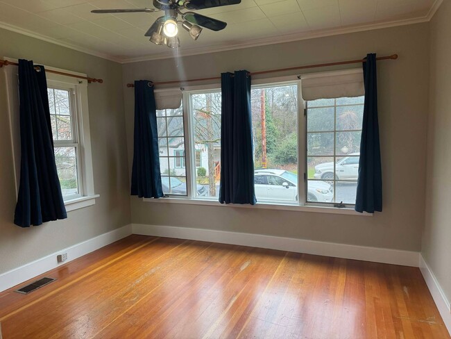 Building Photo - Cozy Downtown home with Fenced backyard