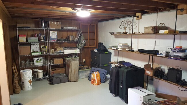 Building Photo - Incredibly well maintained rancher in Monrovia available mid June!