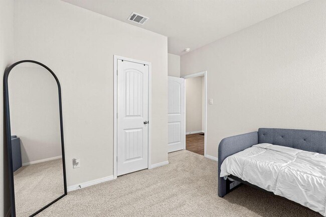 Building Photo - 381 Evergreen Sumac Lp