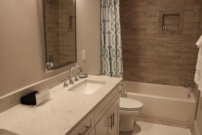 Building Photo - 927 13th Ave S