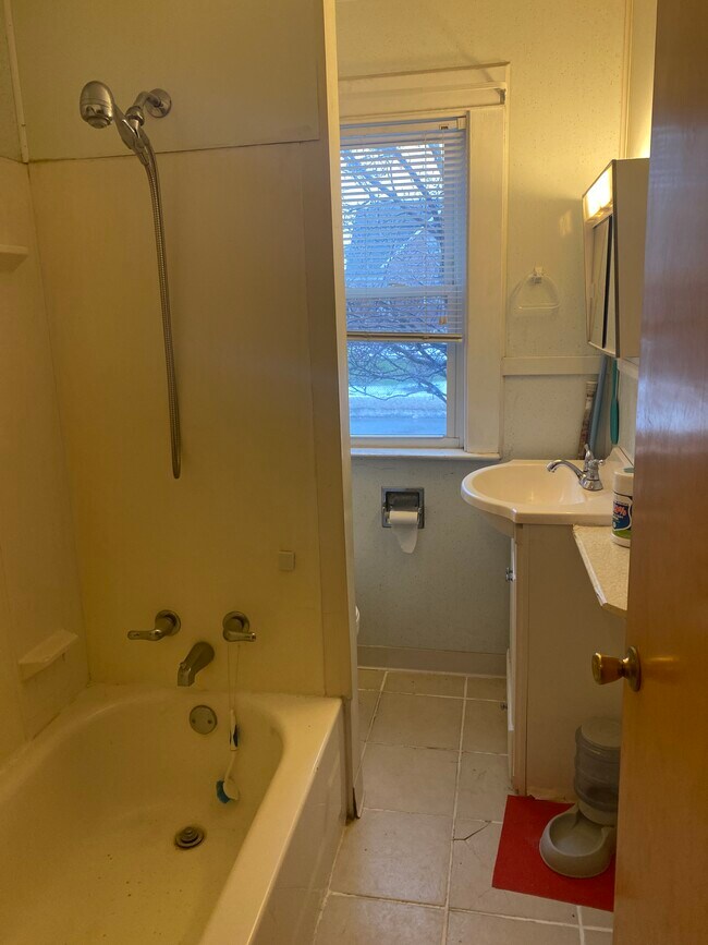 Building Photo - 1402 Walnut Ave