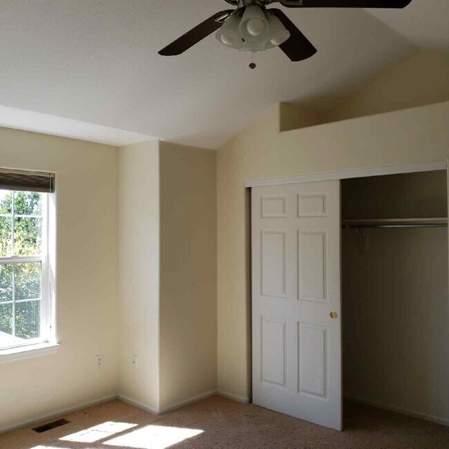 Building Photo - 2233 Watersong Cir