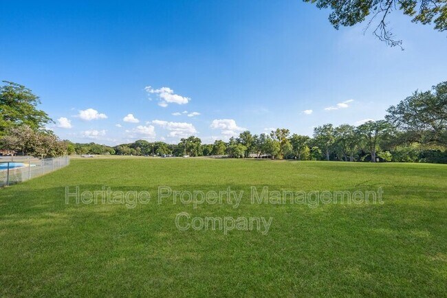 Building Photo - 1174 Mooncrest Dr