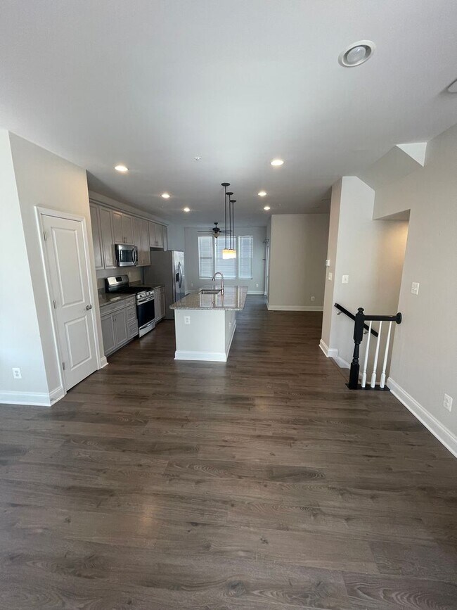 Building Photo - End of unit townhome in Trails at Beech Cr...