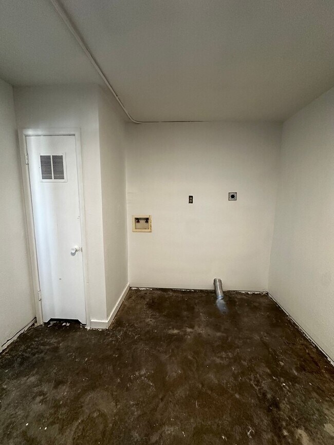 Building Photo - 2206 Lyndale Dr