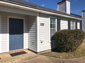 Building Photo - Cedar Creek Duplex