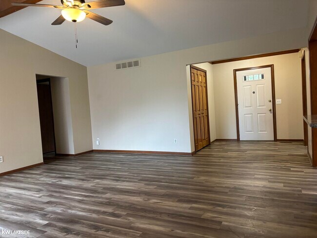 Building Photo - 37260 Rosebush St