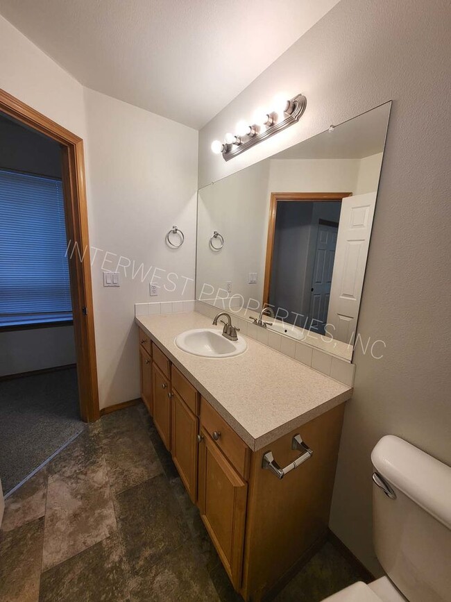 Building Photo - *1/2 OFF 1ST MONTH'S RENT PROMO* 3 Bed NE ...