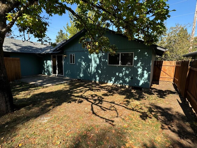 Building Photo - Far West Neighborhood Duplex